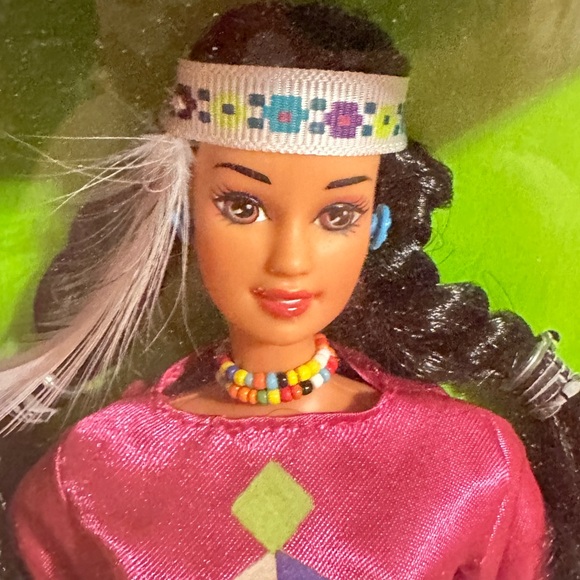 •Mattel NATIVE AMERICAN BARBIE
•3RD Edition 1994 NRFB.
•Dolls of the World - Picture 4 of 7